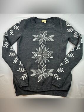 Princess Vera Wang Gray Crewneck Snowflake Sweater Side Slit